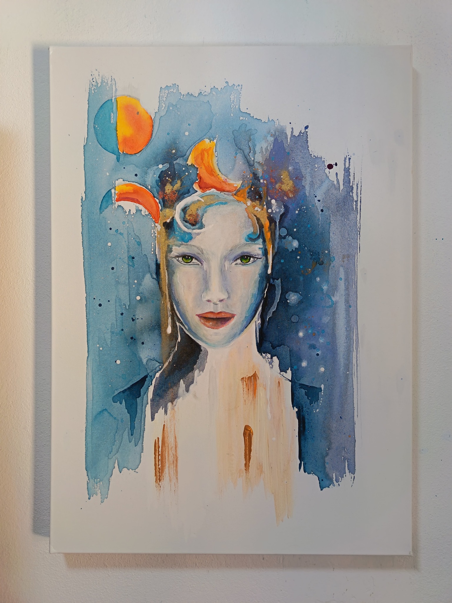 Selene, opera di Donatella Perno: Lune opalescenti, terre calde, oceani, materia e spirito. Istinto affilato a tratti rarefatto. Tecnica mista su tela 50x70
